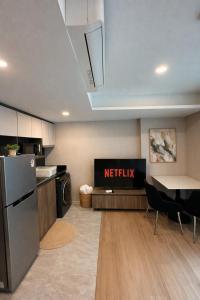 Lloyd Condo with Rooftop Pool near RCA Thonglor