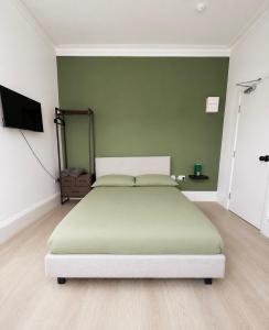 KW SELF CONTAINED STUDIOS ALEXANDRA PALACE COLLECTiON
