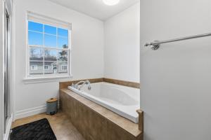 Spacious 4BR Family Retreat w- Game Room 10p