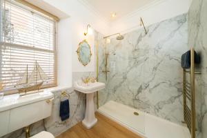 Elegant Georgian Apartment with Park View in Perth