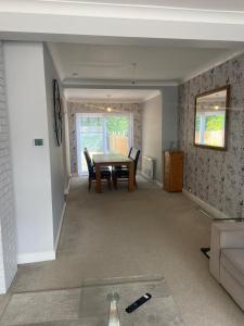 3 bed house Winchster Road Chingford sleep 5 people 3 beds