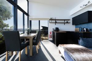 Tamar Valley Treetop Retreat with River Views