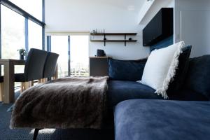 Tamar Valley Treetop Retreat with River Views
