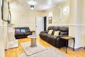 Spacious 6 BR Home in Handsworth wood
