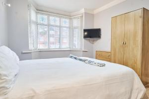 Spacious 6 BR Home in Handsworth wood