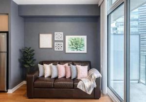 Cozy 1 Bedroom and Den - Sleeps Six - Steps Away from Station & ScotiaBank Arena