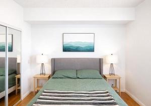 Cozy 1 Bedroom and Den - Sleeps Six - Steps Away from Station & ScotiaBank Arena