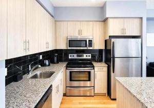 Cozy 1 Bedroom and Den - Sleeps Six - Steps Away from Station & ScotiaBank Arena