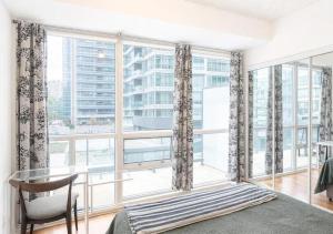 Cozy 1 Bedroom and Den - Sleeps Six - Steps Away from Station & ScotiaBank Arena