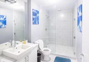 Cozy 1 Bedroom and Den - Sleeps Six - Steps Away from Station & ScotiaBank Arena