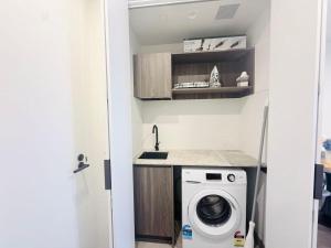 Sleek 2BR 2BA Clayton Stay at the Manor House mvc202