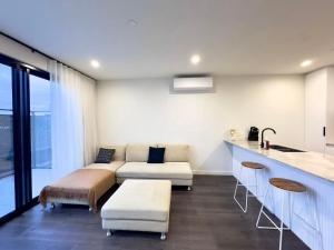 Sleek 2BR 2BA Clayton Stay at the Manor House mvc202