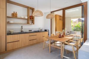 Berawa Week Villas - Modern Pool Stay Near the Ocean
