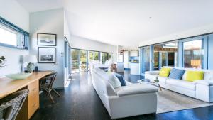 My Back Beach Retreat with spa and ocean views