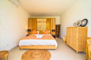 The Orange Sky - Stylish 3BR Pool Villa, Minutes to Canggu