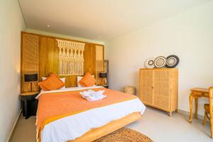 The Orange Sky - Stylish 3BR Pool Villa, Minutes to Canggu