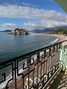 Iconic Sveti Stefan Island View Luxury - 3BR - Terrace - Frontline Beach Access - Free Parking