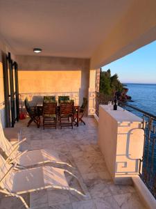 Iconic Sveti Stefan Island View Luxury - 3BR - Terrace - Frontline Beach Access - Free Parking