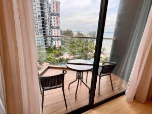 Seaview, Poolview- Timurbay Seafront Residence