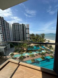 Seaview, Poolview- Timurbay Seafront Residence