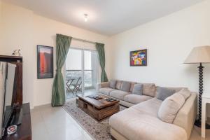 Free housekeeping visits during your stay - StayShort - Charming & Bright 1BR in Red Residence Dubai Sports City