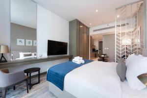 Free housekeeping visits during your stay - StayShort - Studio in Business Bay with Modern Amenities that Sleeps 4