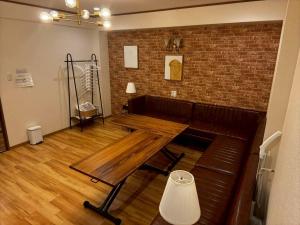 Bridge Stay Tengachaya - Hotel Quality, Direct to Kansai Airport , 6-min Walk from Midosuji , Sakaisuji Lines , Sleeps 11 Guests