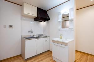Bridge Stay Tengachaya - Hotel Quality, Direct to Kansai Airport , 6-min Walk from Midosuji , Sakaisuji Lines , Sleeps 11 Guests