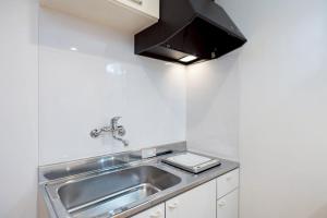 Bridge Stay Tengachaya - Hotel Quality, Direct to Kansai Airport , 6-min Walk from Midosuji , Sakaisuji Lines , Sleeps 11 Guests