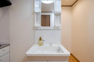 Bridge Stay Tengachaya - Hotel Quality, Direct to Kansai Airport , 6-min Walk from Midosuji , Sakaisuji Lines , Sleeps 11 Guests