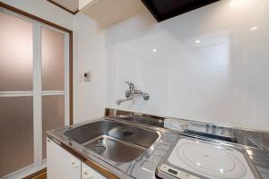 Bridge Stay Tengachaya - Hotel Quality, Direct to Kansai Airport , 6-min Walk from Midosuji , Sakaisuji Lines , Sleeps 11 Guests