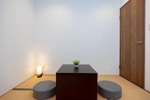 Bridge Stay Tengachaya - Hotel Quality, Direct to Kansai Airport , 6-min Walk from Midosuji , Sakaisuji Lines , Sleeps 11 Guests