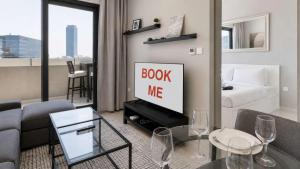 StayShort - Elegant 1BR Apartment in Business Bay Canal Views