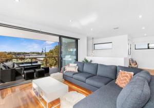 Bayview Luxe- Sleeping 14, Pet Friendly, Views- 4 bedroom, lounge with sofa beds