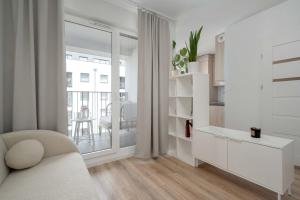 Nowoczesne Studio z Balkonem i Projektorem by Noclegi Renters
