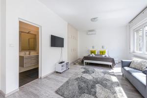 Cozy Stay at Margaret Blvd Prime Buda Location with AC