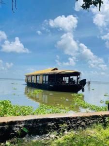 Ultra Luxury Houseboat