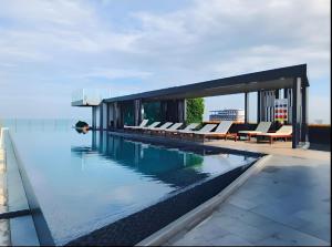Condo in Downtown with Big Balcony & Rooftop Pool