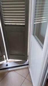 Bilocale Blu con terrazzo 5 minuti dalla stazione