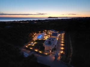 Mitos Luxury Villas Gerani 300sqm Heated pool sleeps 20