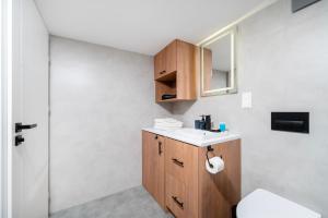 Wólczańska Mezzanine Apartment by BookingHost