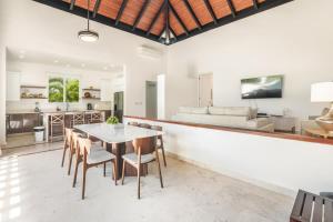 Bungallow with pool and garden in Green Village
