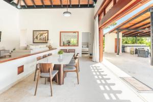 Bungallow with pool and garden in Green Village