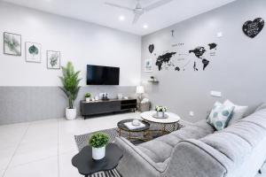 High Floor Partial Seaview 2BR Suite Near Gurney Mansion One 26