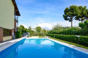 Loft Soppalcato con Patio, Piscina e Parcheggio