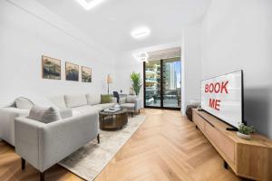 Free housekeeping visits during your stay - StayShort - Chic 1BR Retreat in Dubai Marina that Sleeps 4
