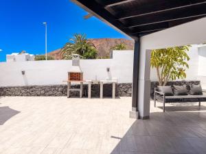 Playa Blanca - Villa Vista Oceana - Stunning 5 Bedroom Modern Villa with Private Heated Pool and Ocean Views
