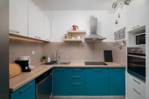 Stylish City Stay with Balcony & Free Parking