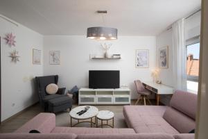 Stylish City Stay with Balcony & Free Parking