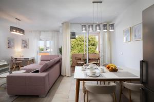 Stylish City Stay with Balcony & Free Parking